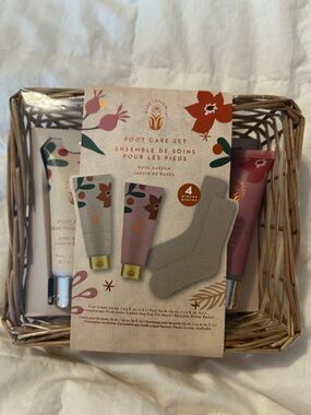 Wanderlust Rose Garden Foot Care Set — With fuzzy socks